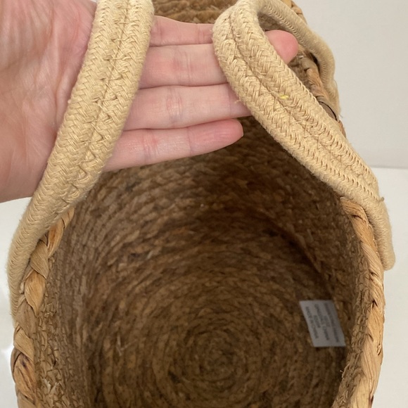 Basket with handles and rainbow design - Picture 8 of 13